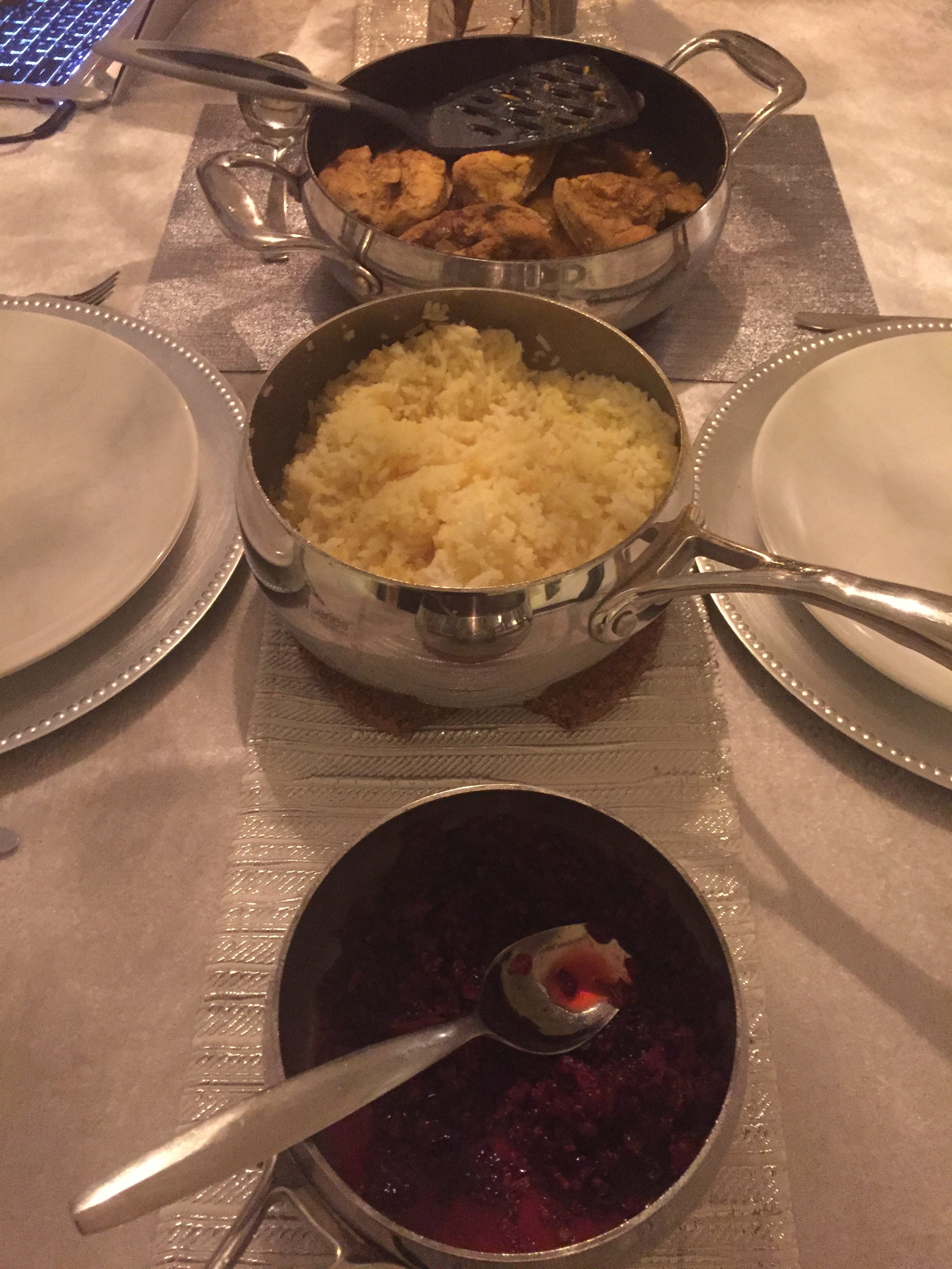 Zereshk polo ba morgh klar til servering Zereshk polo ba morgh klar til servering