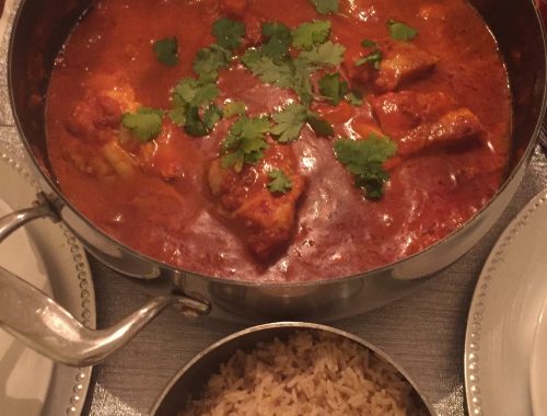 Orientalsk torskerett med kokosmelk og karri klar til servering