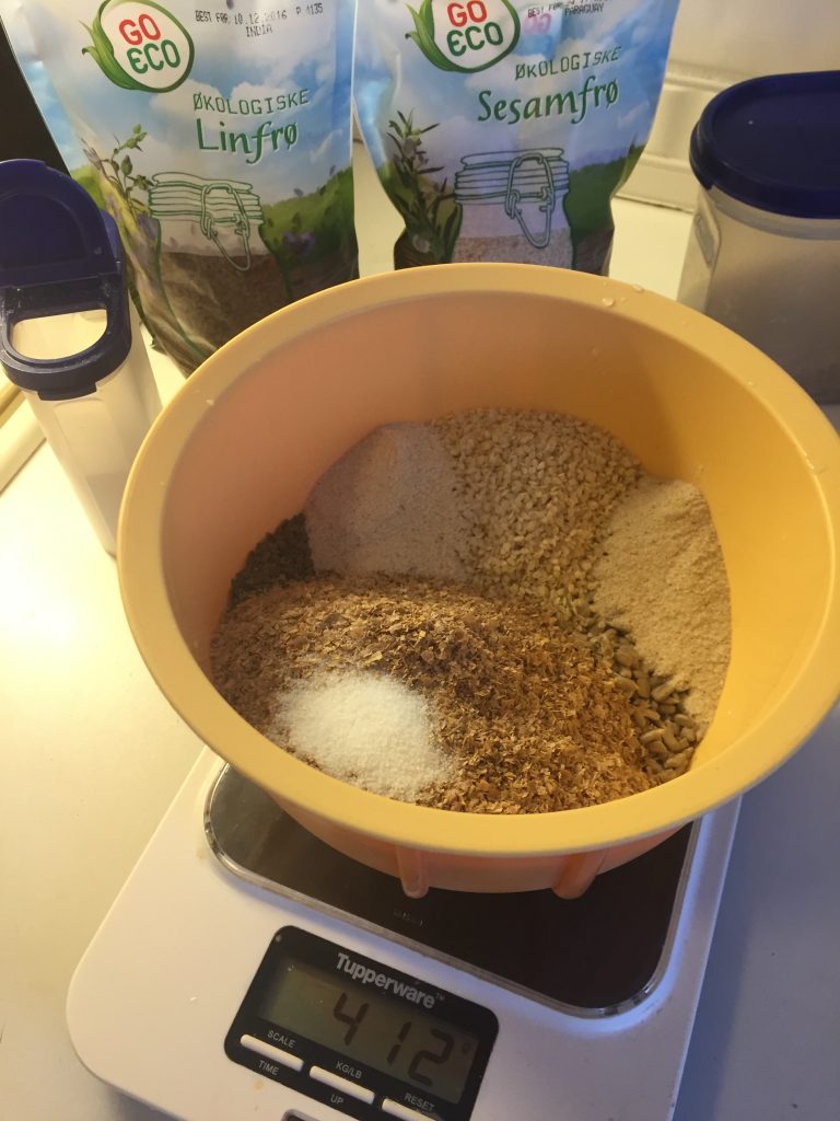 Ingredienser til lavkarboknekkebrød