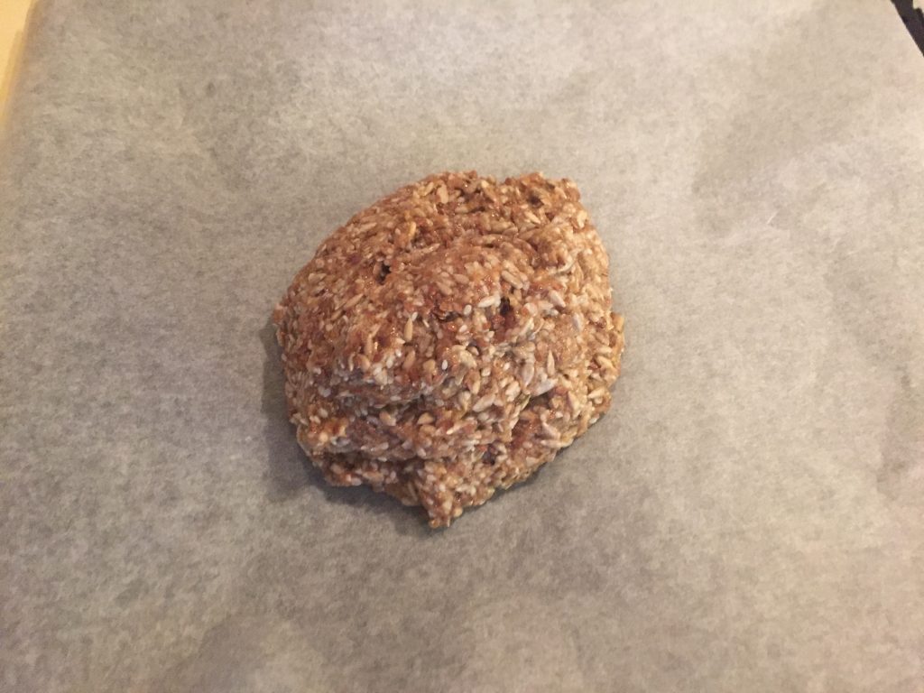 Lavkarboknekkebrød deig, klar til å smøres utover plata