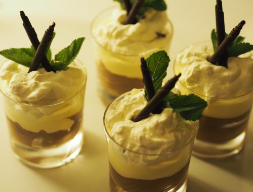 Sjokolademousse med vaniljekrem og pisket fløte
