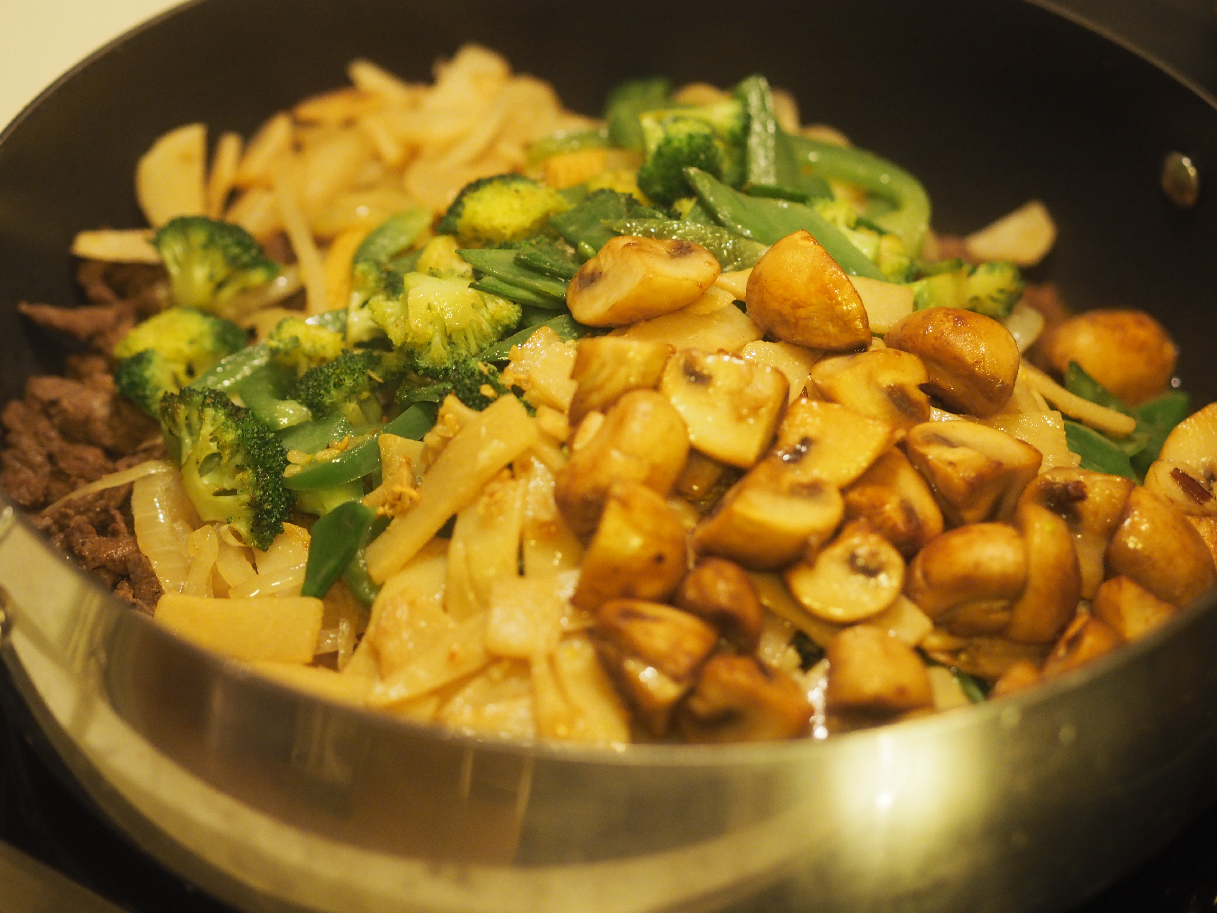 Bilde av grønnsaker og kjøtt som er stekt og blandet til en klassisk rett som heter biff chop suey.
