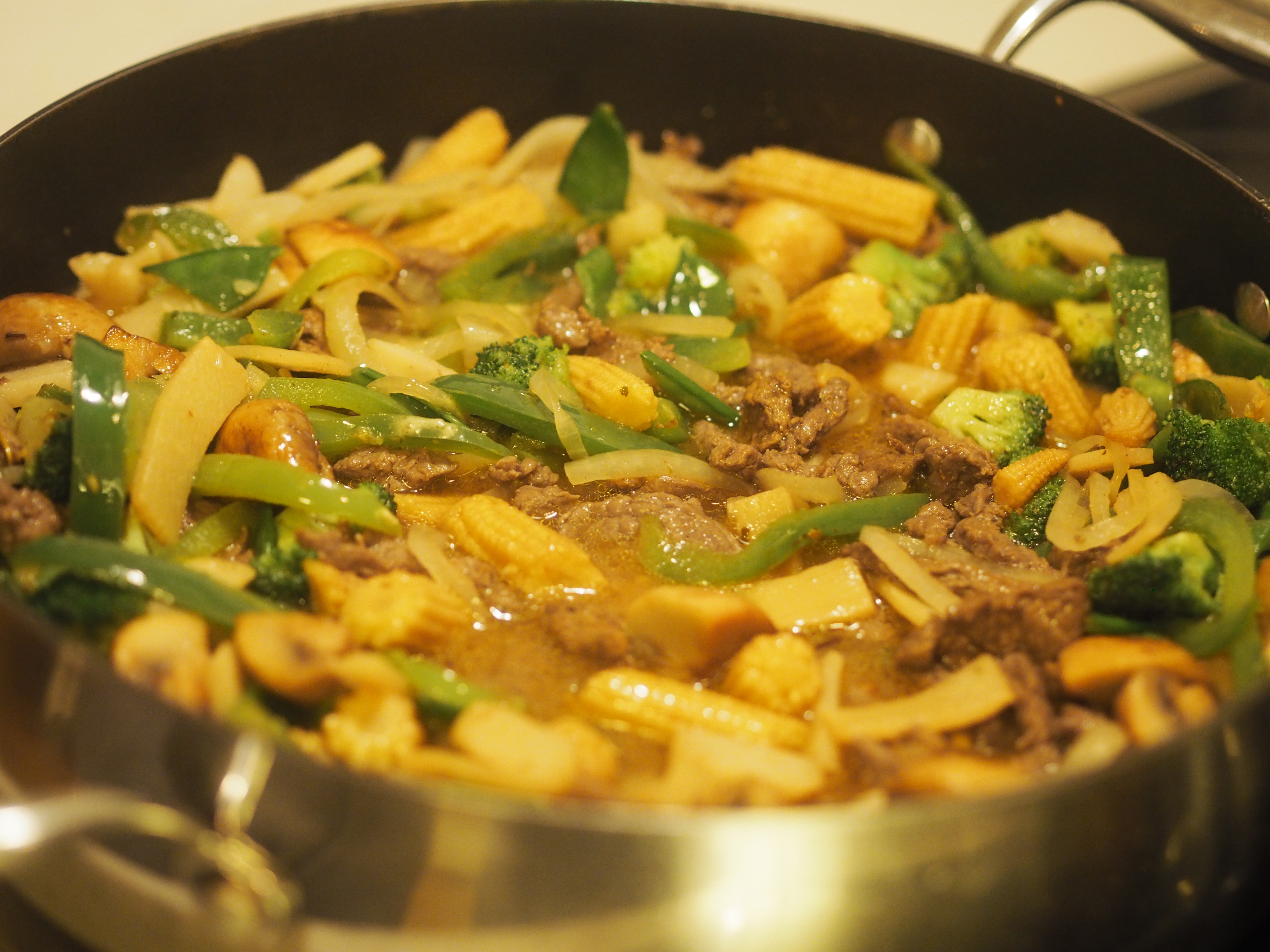 Bilde av en deilig biff chop suey er nå klar til servering