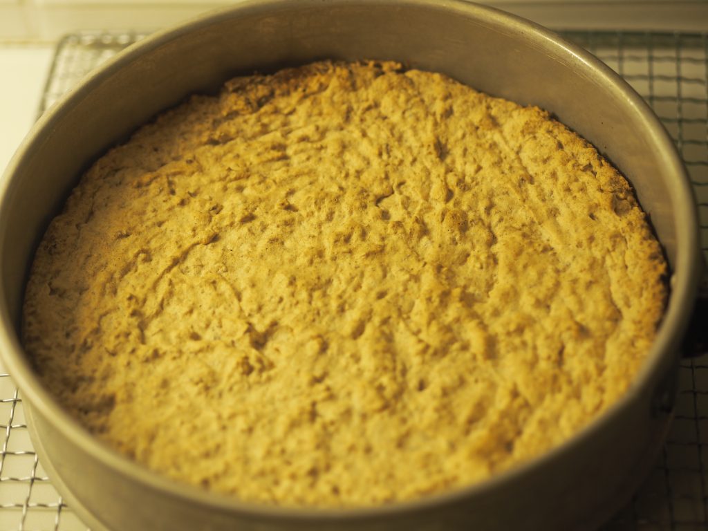 Bilde av ferdigstekt suksesskake bunn