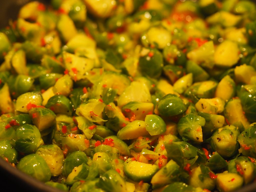 Bilde av stekt rosenkål med honning, hvitløk og chili