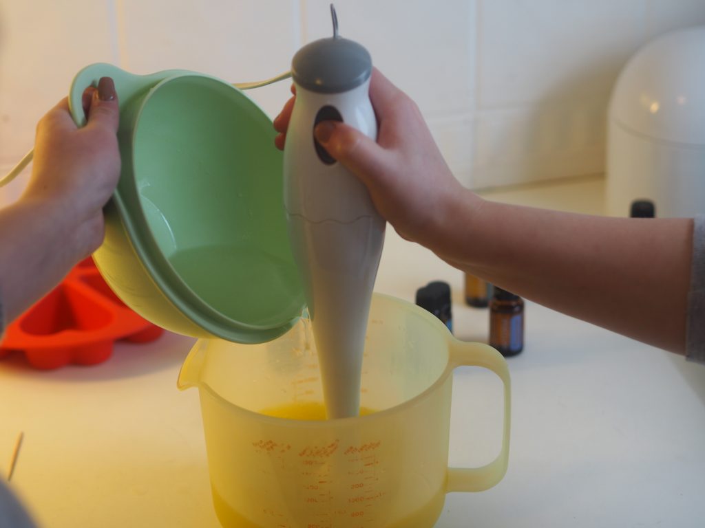 Vi lager såpe selv. Her brukes det stavmikser for å blande.