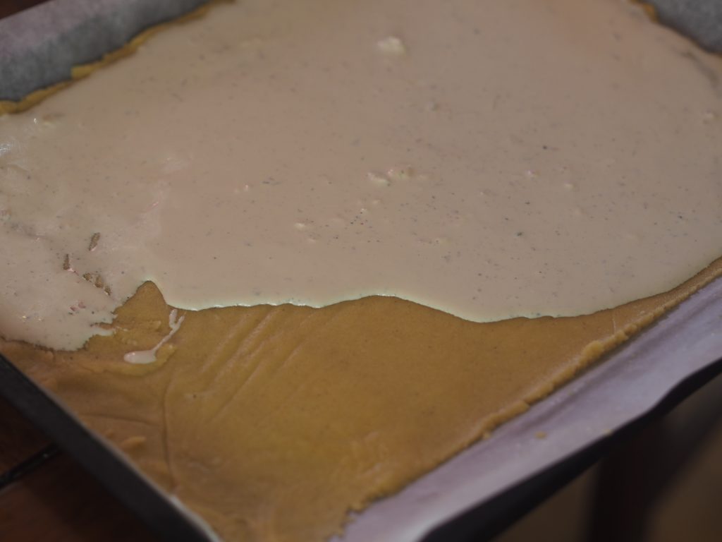 lavkarbo pizza bunn. Ganske flytende før steking.