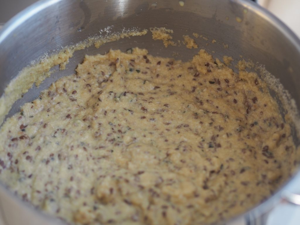 Deigen til lavkarbobrødene er satt