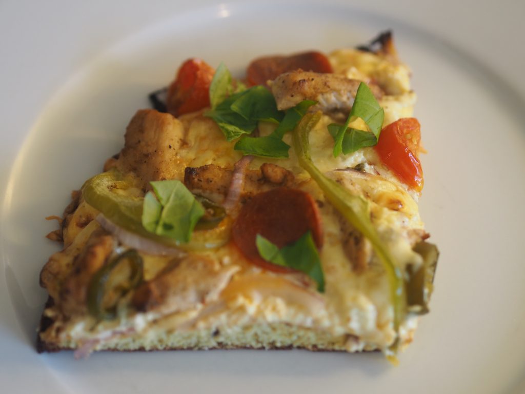 lavkarbopizza med kylling klar for å spises
