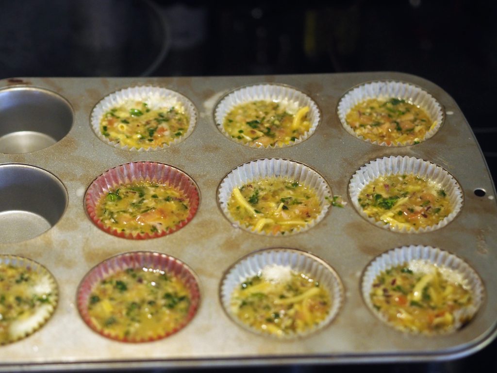 eggeomelett muffins klare for å settes i ovnen