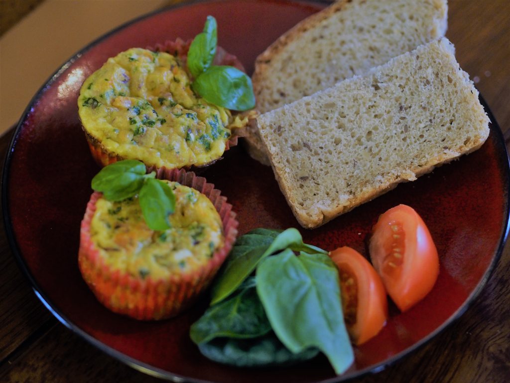 Eggeomelett muffins klare til å spises, med eventuelt. brød og salat