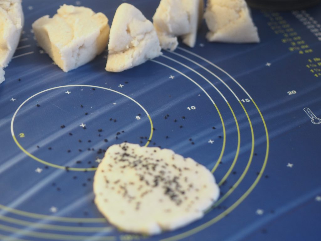 Lavkarbo nanbrød rulles ut på bakeunderlag