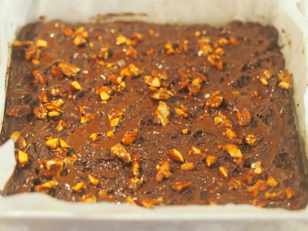 Ferdig lavkarbobrownie med sjokolade og mandelblanding på toppen, klar til servering