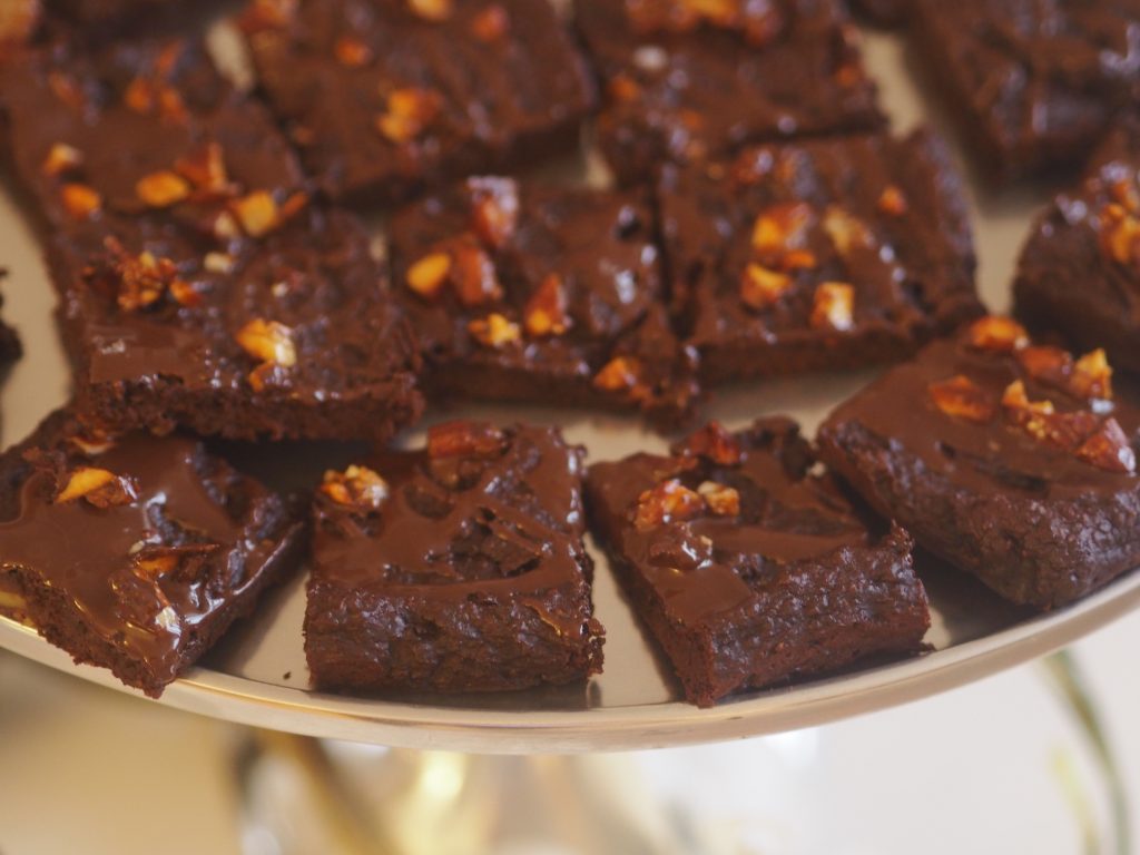 Lavkarbobrownie med avokado, klar til å serveres