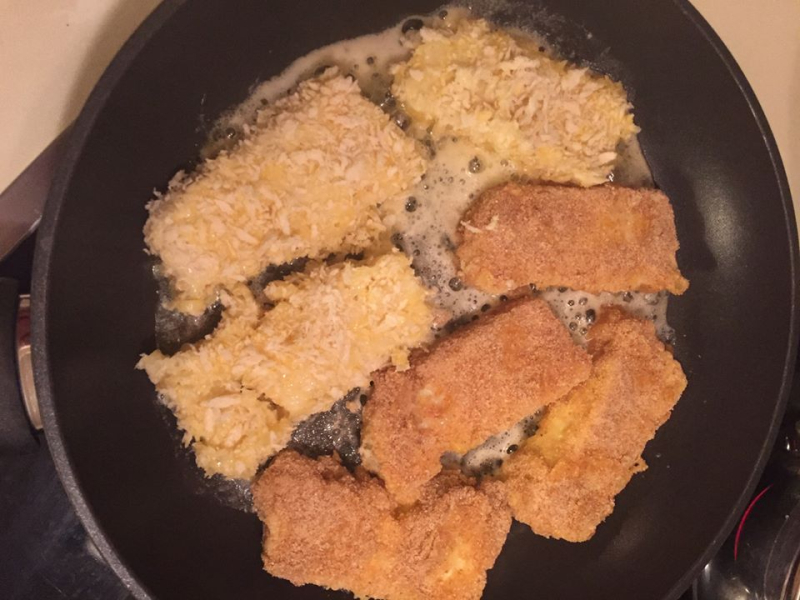 Vegetarisk makaronifisk som stekes på panna.