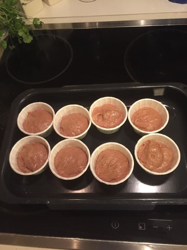 Bilde av sjokoladecupcakes med smak av kaffe klar til å settes inn i ovnen