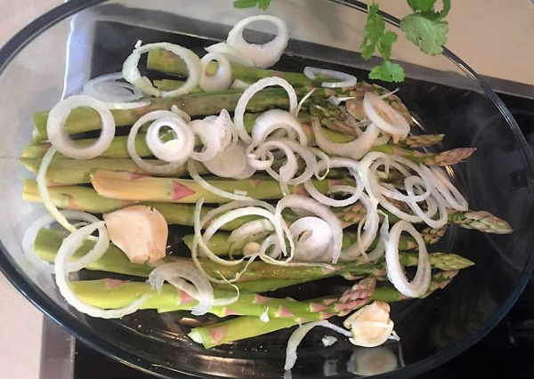 Grønnsakene til laks med fennikel og asparges klare for å settes i ovnen.