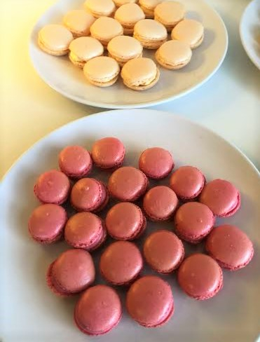 Bilde av gule makroner med lemoncurd, og røde makroner med bringebærfyll. Bilde av gule makroner med lemoncurd, og røde makroner med bringebærfyll.