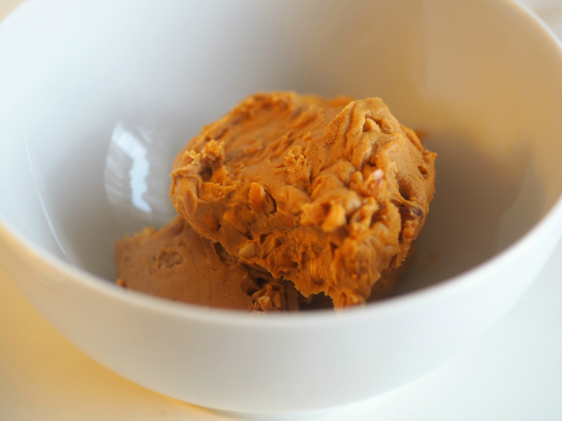 peanuttsmør som sal varmes i microen til proteinbarer