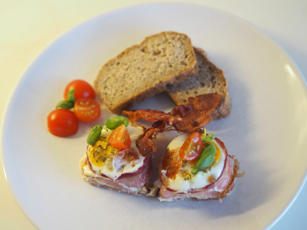 Bilde av egg cocotte med brød, sprøstekt bacon og cherrytomater
