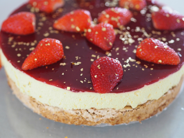 Fromagekake -Mandelbunn med gelelokk og vaniljefromage er klar til servering.