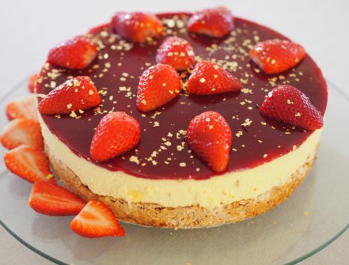 Fromagekake -Mandelbunn med gelelokk og vaniljefromage er klar til servering.