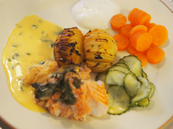 Foliebakt salmalaks med agurksalat som tilbehør