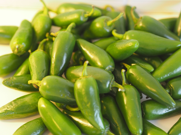 Bilde av mange jalapenos som skal bli til jalapeno poppers.