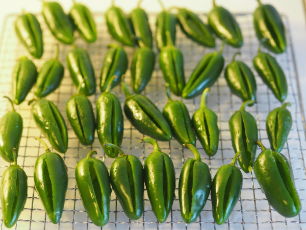 Bilde av ferdig rensede jalapenos som skal bli til jalapeno poppers.