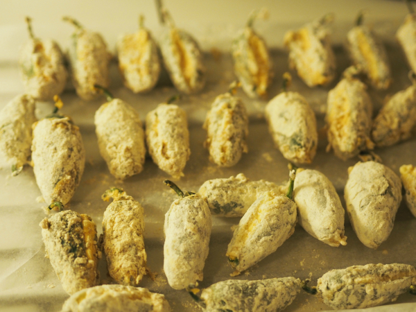 Bilde av jalapeno poppers som er rullet i mel, melk og mel igjen.