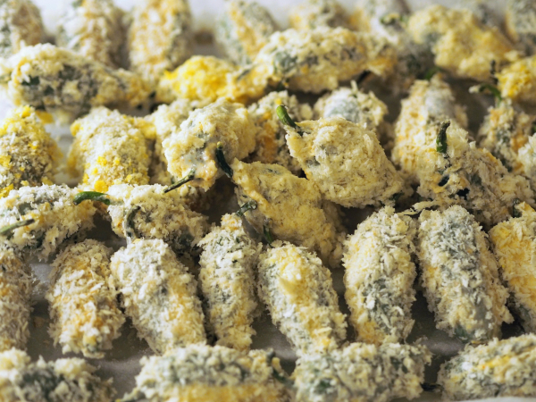 Bilde av jalapeno poppers klar til å friteres.