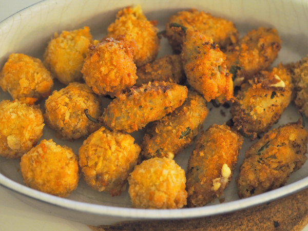 Bilde av ferdigstekte jalapeno poppers sammen med chili cheese Bilde av ferdigstekte jalapeno poppers sammen med chili cheese
