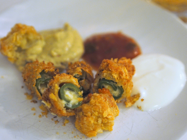 Bilde av jalapeno poppers klar til servering med diverse dipper til. Bilde av jalapeno poppers klar til servering med diverse dipper til.