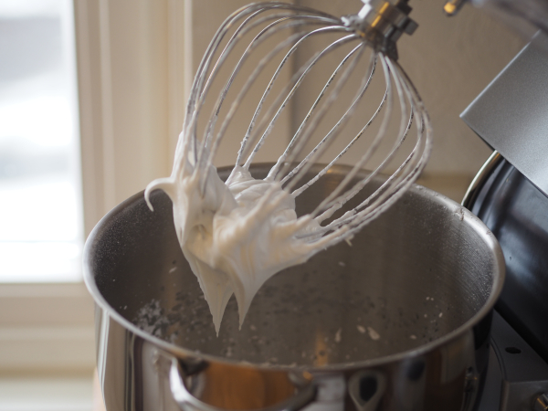Her piskes det marengs for å lage påskepynt ac royal icing.
