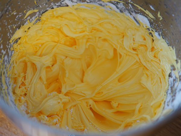Kakepynt av royal icing, her farges den gul.