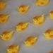 Små påskekyllinger er laget som påskepynt av royal icing
