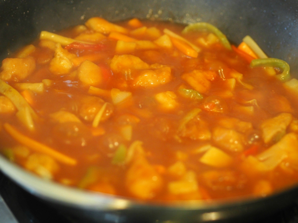 Bilde av ingrediensene samlet i en gryte til å bli kylling i sursøt saus. Bilde av ingrediensene samlet i en gryte til å bli kylling i sursøt saus.
