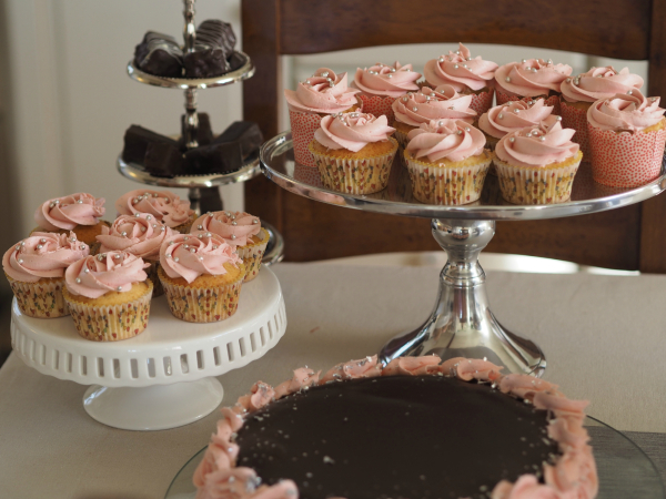 bilde av ferdig pynta cupcakes med rose mønster bilde av ferdig pynta cupcakes med rose mønster
