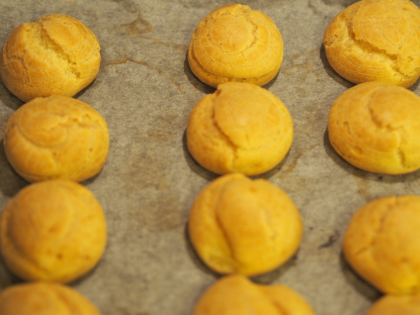 Le choux a la crème/vannbakkelse klar til å fylles med vaniljekrem