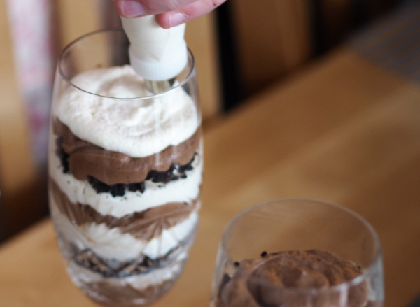 Bilde av hvordan man lager en Baileys, oreo and cream dessert. Bilde av hvordan man lager en Baileys, oreo and cream dessert.