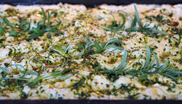 Bilde av focaccia med masse godt krydder, klar til å stekes. Bilde av focaccia med masse godt krydder, klar til å stekes.