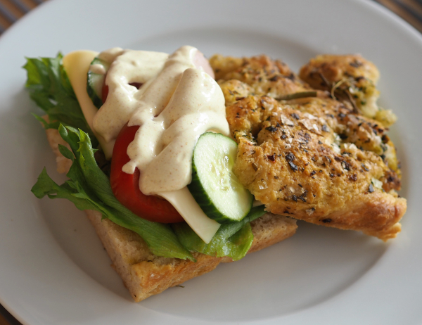 Bilde av focaccia med pålegg og karridressing. Bilde av focaccia med pålegg og karridressing.