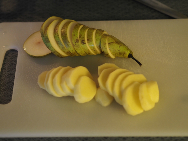 Bilde av pærer og poteter som skal bli til pærepoteter