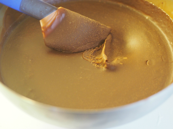 Trøffelkrem av melkesjokolade som er klar til å piskes opp.