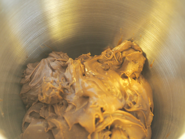 Trøffelkrem av melkesjokolade som er klar til å piskes opp.