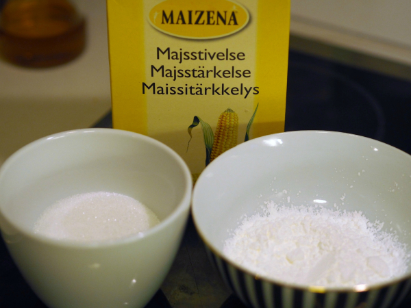Ingredienser til vaniljekrem med ekte vanilje