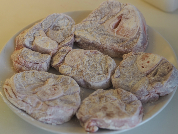kalveskank i biter som gjøres klar til osso buco kalveskank i biter som gjøres klar til osso buco