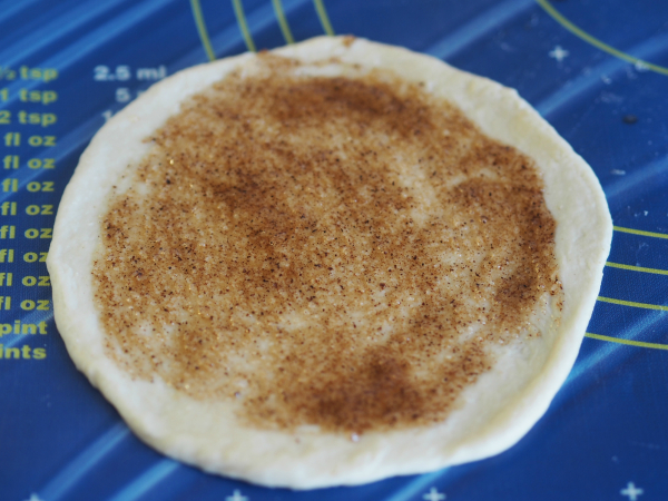 Bilde av en bolle som er kjevlet flat og med kanelhjerte fyll. Klar til å rulles til et kanelhjerte. Bilde av en bolle som er kjevlet flat og med kanelhjerte fyll. Klar til å rulles til et kanelhjerte.