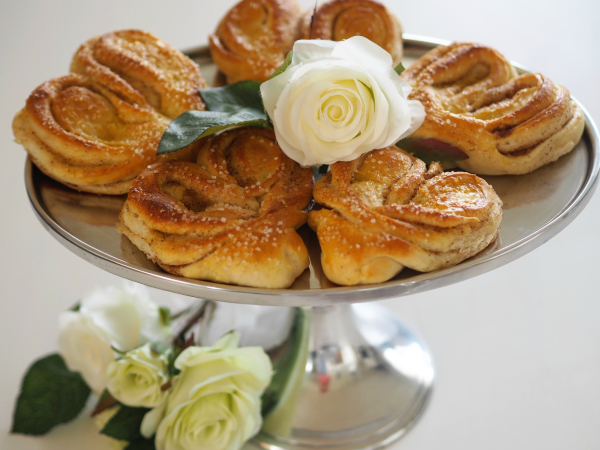Bilde av ferdigstekte kanelhjerter på fat, klare til servering. Bilde av ferdigstekte kanelhjerter på fat, klare til servering.