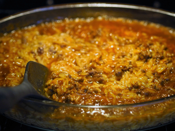 Giouvetsi me kima /Giouvetsi med malt kjøtt, under steking i ovnen.
